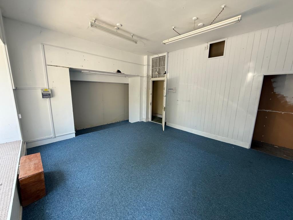 Lot: 82 - TOWN CENTRE PROPERTY WITH CONSENT FOR THREE DWELLINGS - Room with white walls and blue carpet